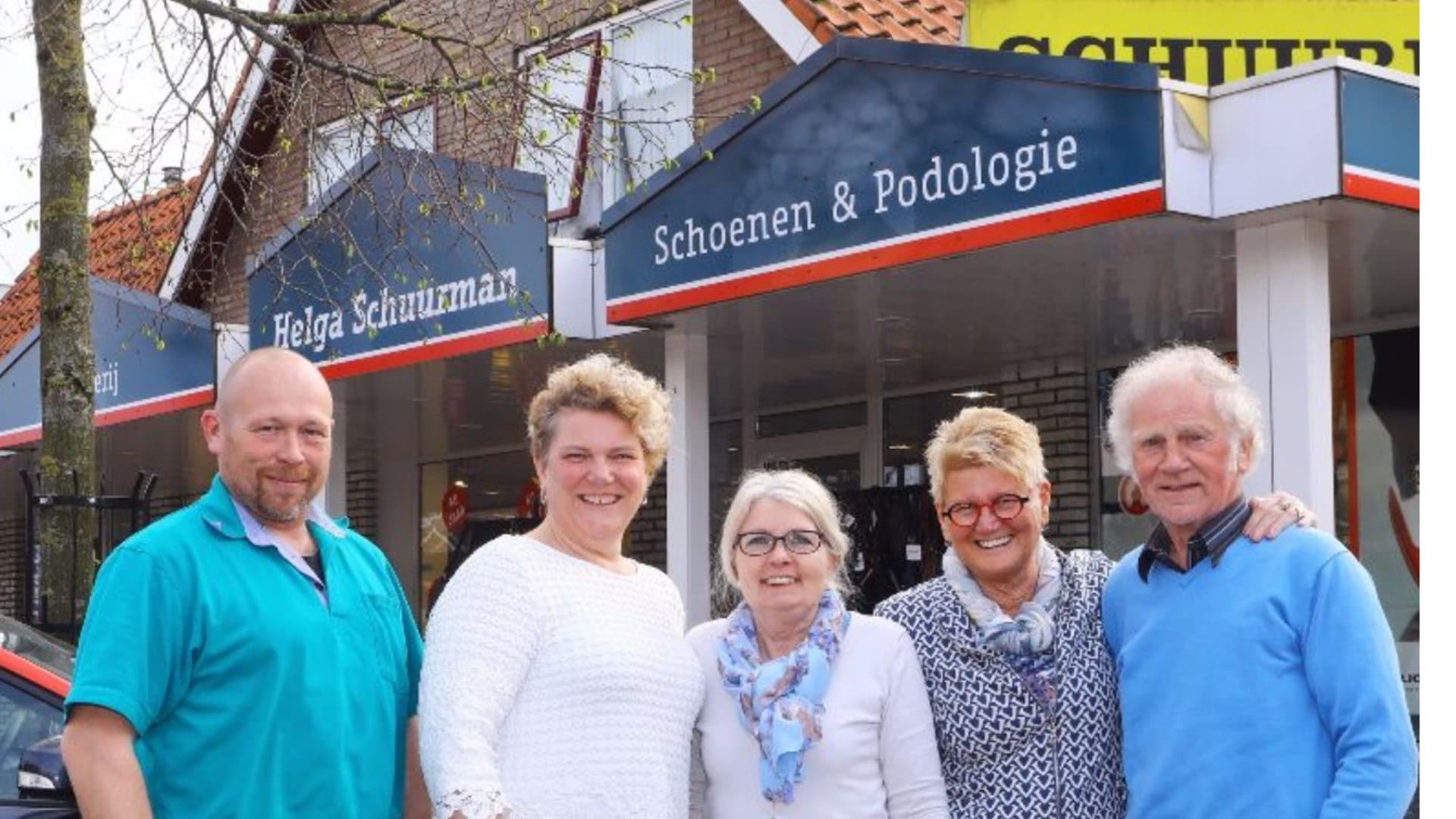 Helga met familie en collega voor de winkel, archieffoto uit 2017